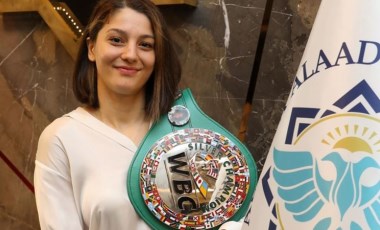 Profesyonel boksör Seren Ay Çetin, WBC gümüş kemerini depremzedeler için açık artırmaya çıkardı