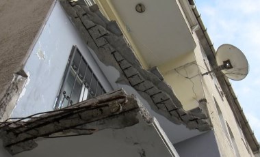 Küçükçekmece'de sitede balkon çöktü: 'Deprem oldu sandık'