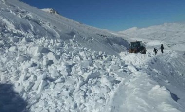 Mahalle yoluna çığ düştü, iş makinesi operatörü son anda kurtuldu