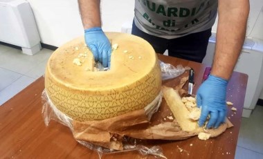 İtalya'da polisler, parmesan peyniri içine saklanan 125 kilogram kokain ele geçirdi