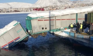 Feribot iskelesinde 2 vagon Van Gölü'ne düştü