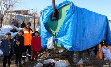 Evleri depremde hasar gören aile traktör römorkunda yaşamaya başladı