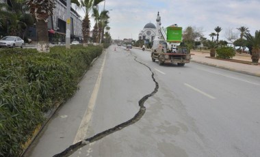 Hatay İskenderun'da depremin ardından sahil yolu çöktü: Büyük yarıklar oluştu