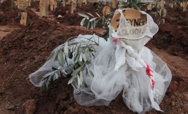 Yarım kalan hikâyeler: Depremde ölenlerin mezarları yürekleri burktu