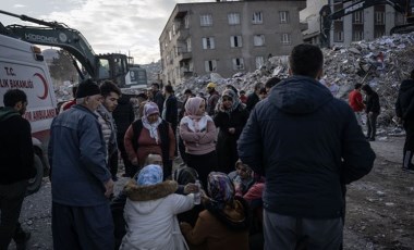 Deprem alanında bir kişi ölü bulundu: Kepçe operatörü gözaltına alındı