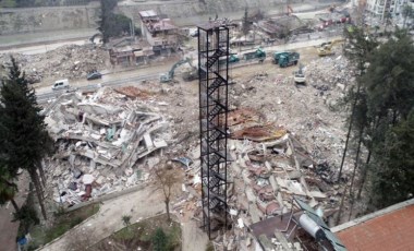 Depremde binalar yıkıldı, yangın merdiveni ayakta kaldı