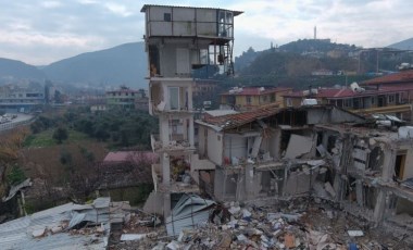 Antakya'da yarısı çöken binanın üstündeki 'güvercin evi' son depremlerle de yıkılmadı