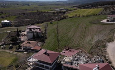 Depremde oluşan yarık, mahalleyi ikiye böldü