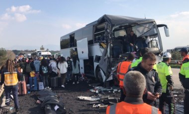 Depremzede öğrencileri taşıyan otobüs, kamyona çarptı: 2 ölü, 6 yaralı