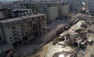 Depremde yüzlerce kişiye mezar oldu... Rönesans Rezidans'ın enkazı kaldırıldı