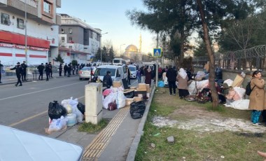 Diyarbakır'da ağır hasar raporu verilen 9 katlı Aslan Apartmanı tahliye edildi