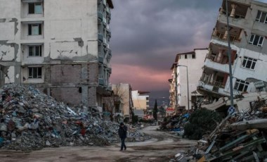 Deprem bölgesinin bir yılda yeniden inşası projesine hangi noktalarda karşı çıkılıyor?