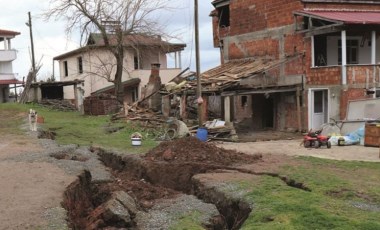 Kar suları heyelanlara neden oldu: 3 ev hasar gördü, 1.5 metrelik yarıklar oluştu