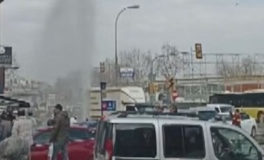 Eminönü'nde su borusu patladı, su metrelerce havaya fışkırdı