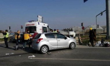 Hatay'dan gelen depremzedelerin bulunduğu otomobil kamyonetle çarpıştı: 1 ölü, 5 yaralı