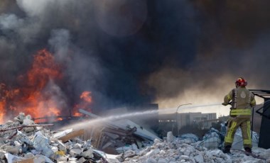 Hatay'da depremde yıkılan fabrikanın enkazında çıkan yangına müdahale ediliyor