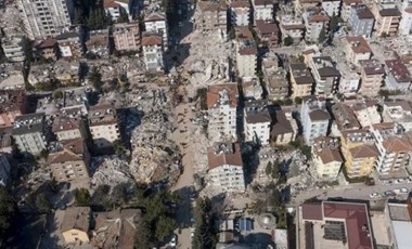 Hatay'da dehşet görüntü: Deprem anında asfalt açılıp kapandı!