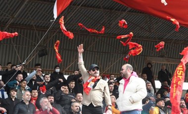 Depremzedeler yararına oynanan maçta, sahaya atkı ve oyuncaklar atıldı