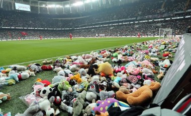 Avrupa, Beşiktaş taraftarının sahaya 'peluş oyuncak' atmasını konuşuyor