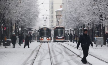 Yollar beyaza büründü... Eskişehir'de kent merkezine mevsimin ilk karı yağdı