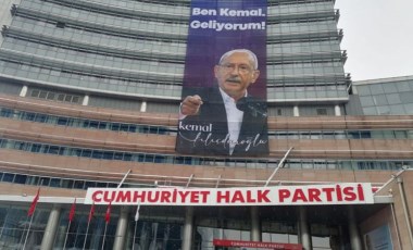 CHP Genel Merkezi'ne 'Ben Kemal, geliyorum!' pankartı asıldı