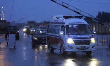 Pakistan'da otobüs ve tırın çarpışması sonucu 17 kişi öldü