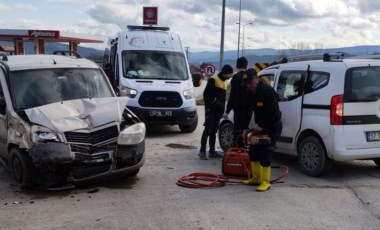 Sinop’ta iki hafif ticari araç çarpıştı: Çok sayıda yaralı var