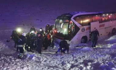 Diyarbakır'da feci kaza! Yolcu otobüsü şarampole devrildi: 30 yaralı