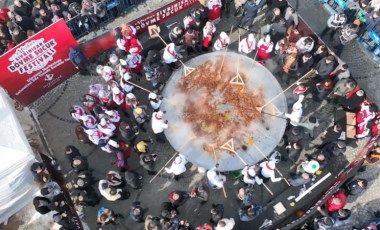 3 bin yumurta ve 450 kilo sucuk ile 'sucuklu yumurta' yapıldı! 7,5 ton sucuk 2 saatte tükendi...