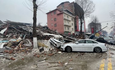 Malatya'da hasarlı binada kurtarma çalışması yapan ekipler enkazın altında kaldı