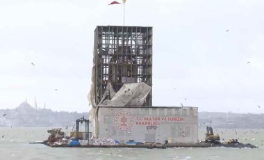 Fırtına nedeniyle Kız Kulesi'ndeki branda düştü, kulenin iç kısmı gözüktü