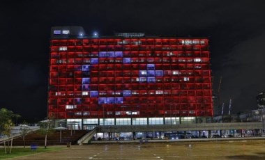 Tel Aviv Belediyesi binasında Türk bayrağı