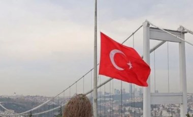 Kahramanmaraş depreminin ardından... İstanbul'da bayraklar yarıya indirildi