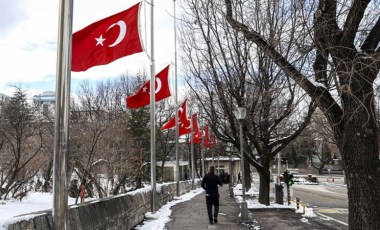 Türkiye yasta: Meclis'te 'bir bayrak' hariç tüm bayraklar yarıya indirildi