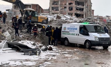 Malatya'da voleybolcuların kaldığı otelin enkazından 3 cansız beden çıkarıldı