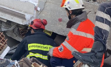 Yunan itfaiyeci, İskenderun'da bir kızı enkaz altından kurtardı