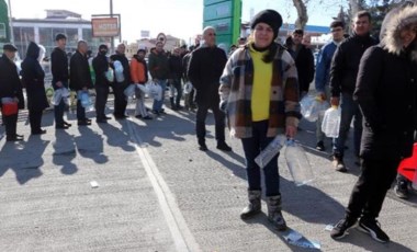 Kahramanmaraş merkezli büyük deprem... Depremzedeler saatlerce akaryakıt kuyruğunda bekliyor