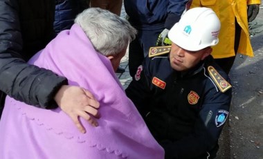 Kahramanmaraş'ta duygulandıran anlar... İtfaiye eri enkazdan çıkardıkları yaşlı adama kendi botlarını verdi: 'Peki sen ne yapacaksın?'