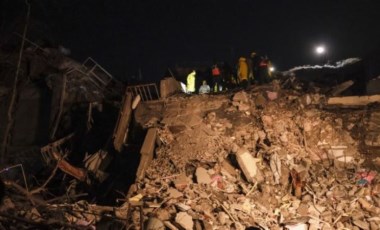 Yıkıcı depremde sönen sokak lambalarına yeniden enerji verilmeye başlandı