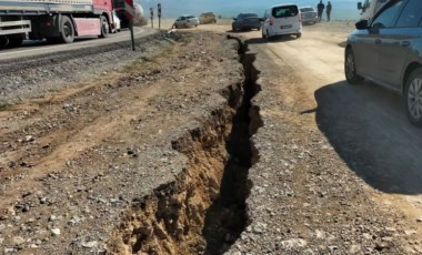 Kahramanmaraş depreminde yol yarıldı, araç içine düştü!