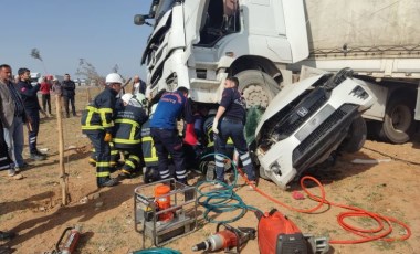 Mardin'de otomobil TIR'ın altına girdi: 2 ölü, 1 yaralı