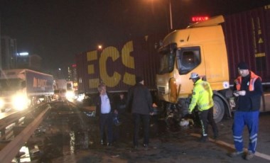 İstanbul'da Basın Ekspres Yolu, tır kazası nedeniyle trafiğe kapandı