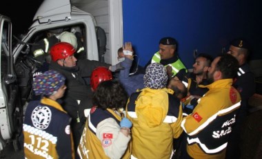 Manisa'da kamyonet, TIR'a arkadan çarptı: 1 ölü, 2 yaralı