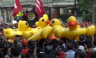 Taylandlı protestocu, Kral'a 'hakaret' iddiasıyla iki yıl hapis cezasına çarptırıldı