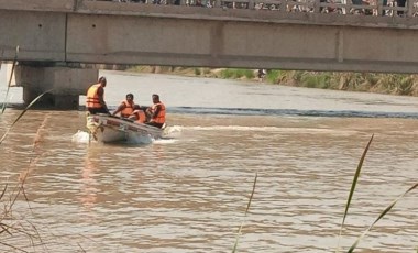 Pakistan’da traktör römorku su kanalına uçtu: 6 ölü