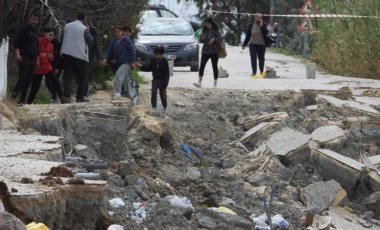 Hatay'da evlerin yakınında bulunan yolda deprem nedeniyle yarık oluştu