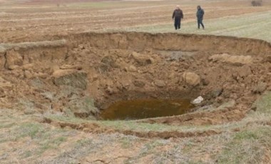 Sivas'ta tedirgin eden görüntü: 15 metre çaplı obruk oluştu