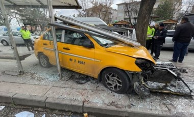 Taksi şoförü yayalara çarpmamak için durağa daldı: 1’i ağır 6 yaralı