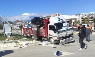 Antalya'da okul servisiyle kamyon çarpıştı: 4'ü öğrenci 5 yaralı