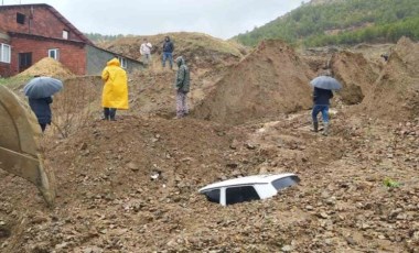 Adıyaman’da heyelan 1 iş makinesi ve otomobili yuttu